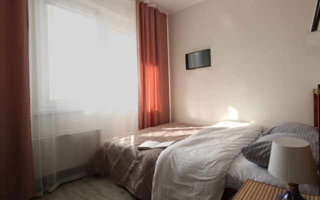 Uyutno kak doma s balkonom Apartments