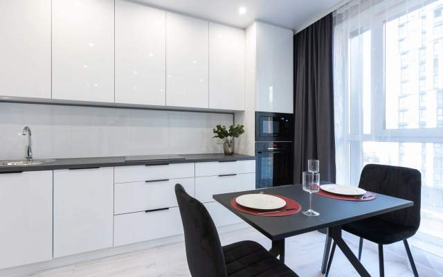 Black & White V Elitnom Zakrytom ZHK Komfort Park Apartments