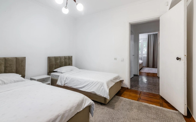 3-K v Tsentre Almaty Flat