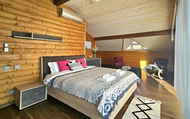 Dom s Basseynom i Plyazhem v sele Andreevka Chalet