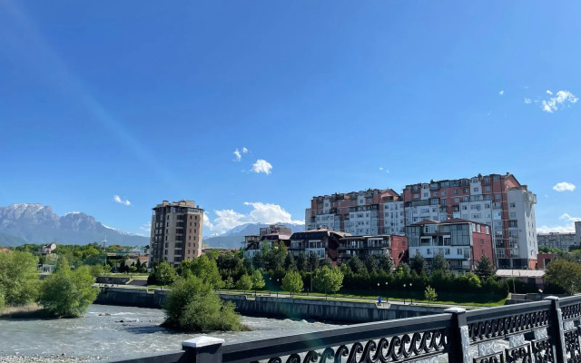 Квартира лофт с террасой на набережной в центре