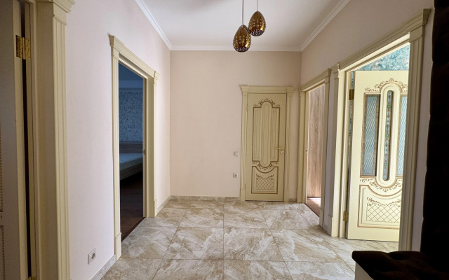 3-Kh Komnatnaya S Balkonami U Tts Konfetti Flat