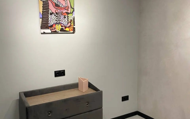 Апартаменты Пикассо - индустриальный шик с яркими акцентами