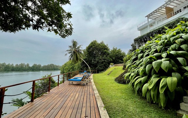 33 Lake Terrace Hotel