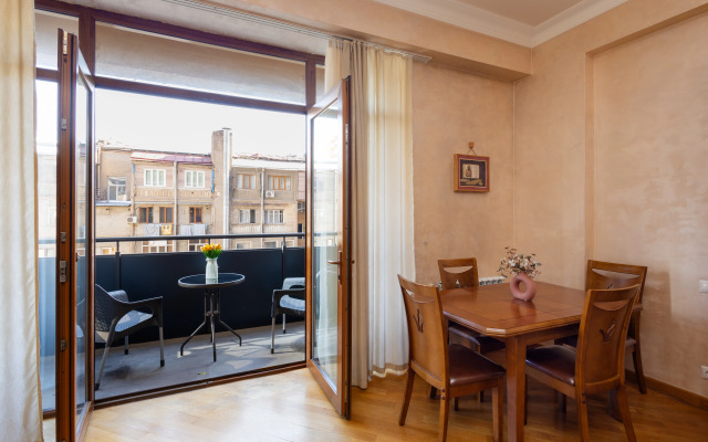 2-K v Novostroyke, Ulitsa Arama, Di482 Flat