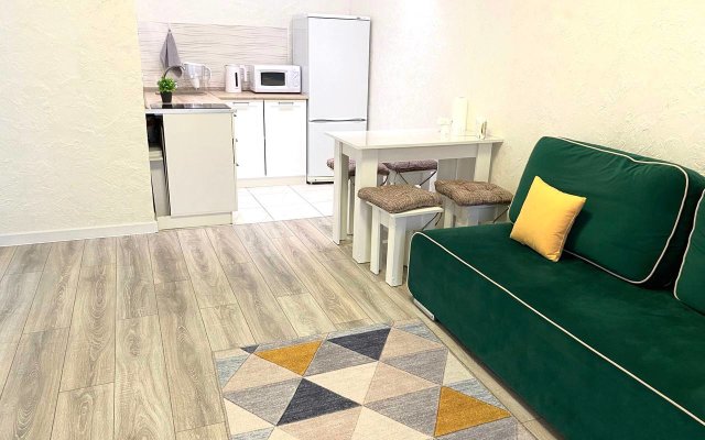 Uyutnye Apartamenty 2+2 Na Sergeya Dzhanbrovskogo Flat