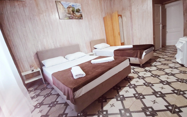 Robert I Oksana Guest house