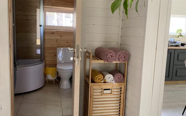 v Grin Laundzh v okruzhenii lesa na beregu Istry Guest house