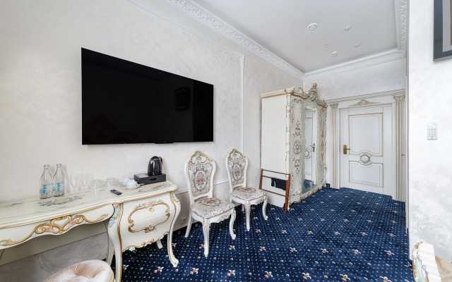Men'K Kings Hotel