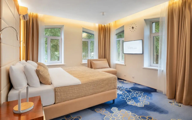 Отель V Hotel&Rooftop Lounge