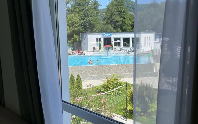 Studiya S Balkonom I Basseynom Na Territorii Apartments