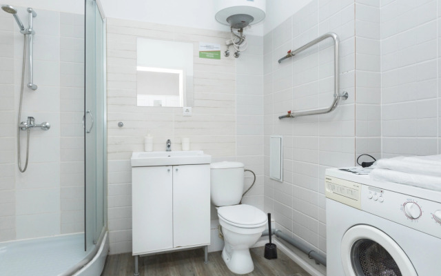 Светлая студия Этажидейли с балконом в Центре