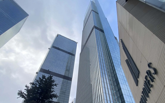 Апартаменты Neva Towers c ванной у окна