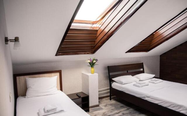 Everest Hotel
