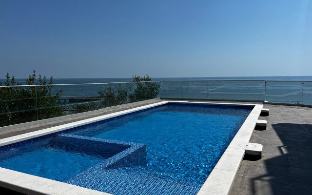 Kaskad na Pervoy Beregovoy Linii Flat