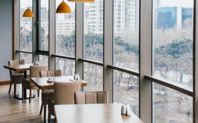 Parkside Hotel & Apartments