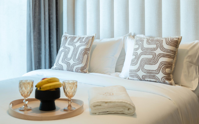 Keyrock Chic 2BR Escape Pool & Lake View Apartments