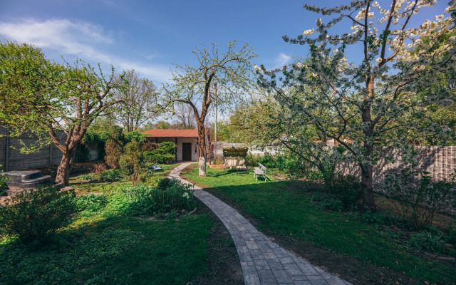 V Tsentre Goroda S Zelenym Sadom Private house