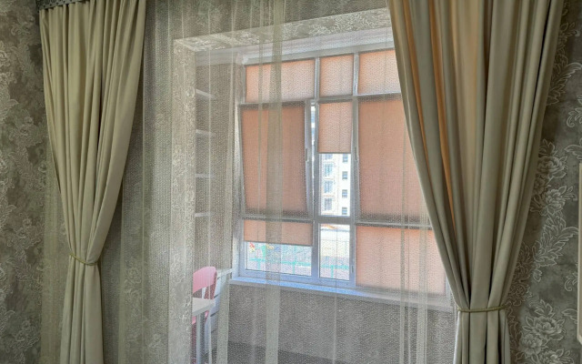 145 S Balkonom I Vitrazhnym Ostekleniem Flat