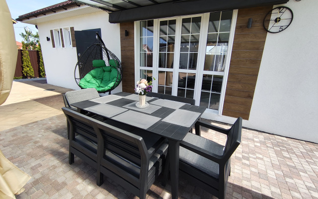 S Launzh Zonoy, Barbekyu I Baney Guest House
