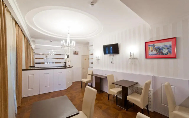 Aruna Hotel