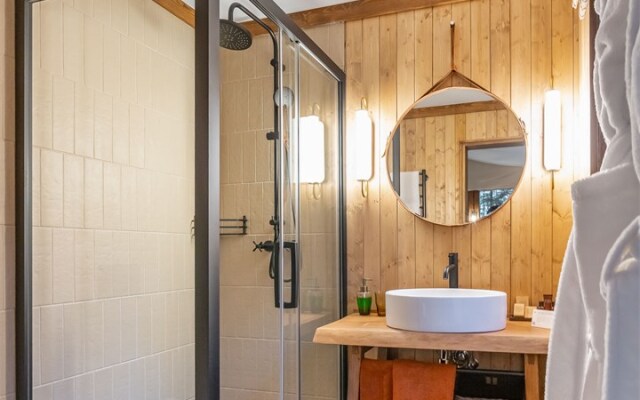 We Lodge Hotel