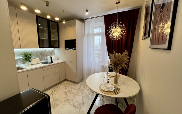Dizaynerskaya Kvartira V Zhk Rossiyskiy S Panoramnoy Lodzhiey Apartments