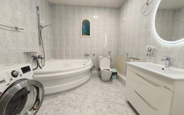 Na Ploschadi Ushakova Flat