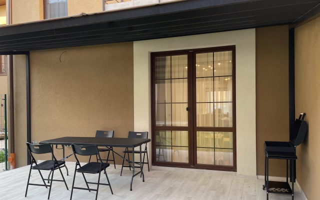 Gostevoy Dom s Dizaynerskim Remontom Guest House
