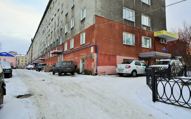 V Tsentre U Dramaticheskogo Teatra Flat