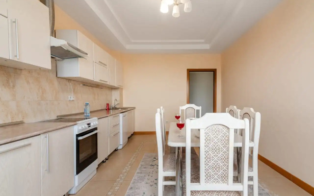 Апартаменты просторные трехкомнатные у ТРЦ MEGA в стиле минимализм