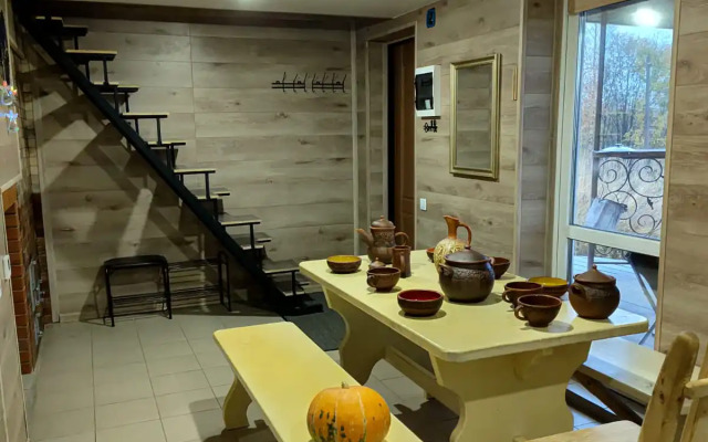 Частный дом с баней и пирсом на берегу пруда