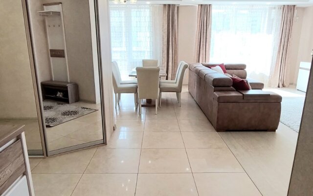 Апартаменты в центре с тремя спальнями на Червякова 55 рядом с парком Победы