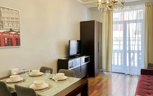 Апартаменты с балконами и видом на тверскую площадь и Мэрию Москвы