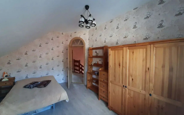 Na 11-Ya Zavokzalnoy 25 Private house