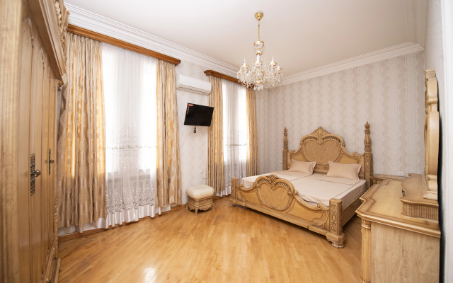 s 5 spal'nyami Guest House