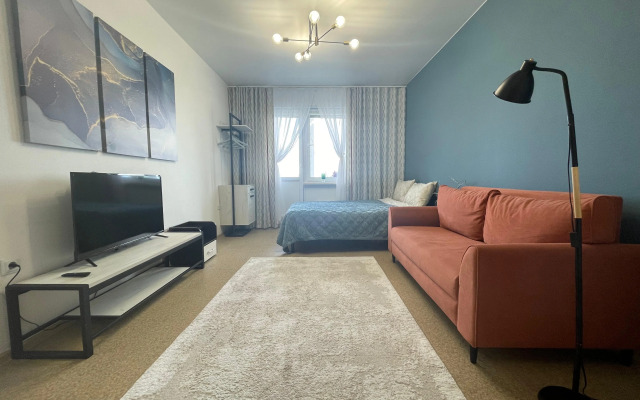 Okeanskie Panoramy. Vid na okean, vulkan, buhtu, gory i gorod Flat