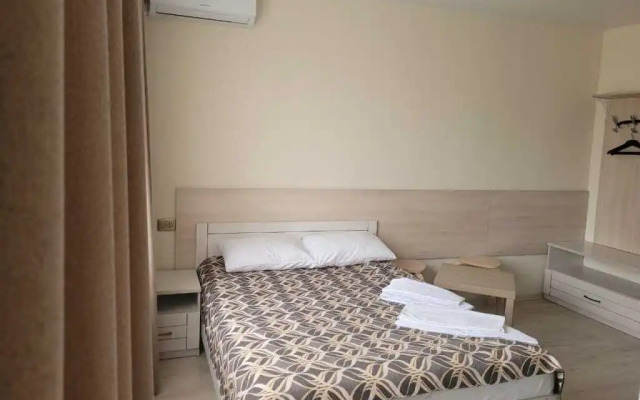 S mini-kukhney i sobstvennym sanuzlom Apartment