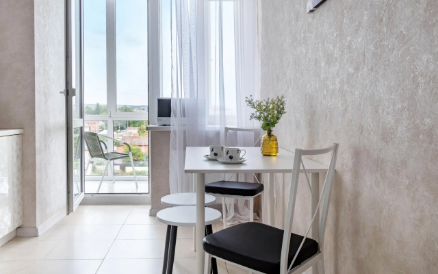 Na Pervomayskoy Ulitse 70 Flat