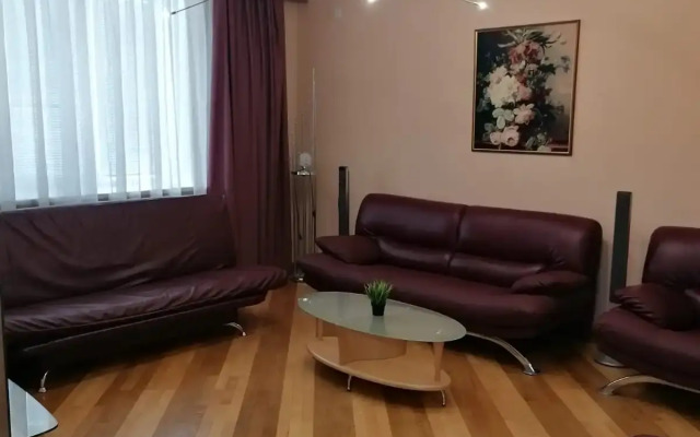 Na Marshala Chujkova Trekhkomnatnye Apartments