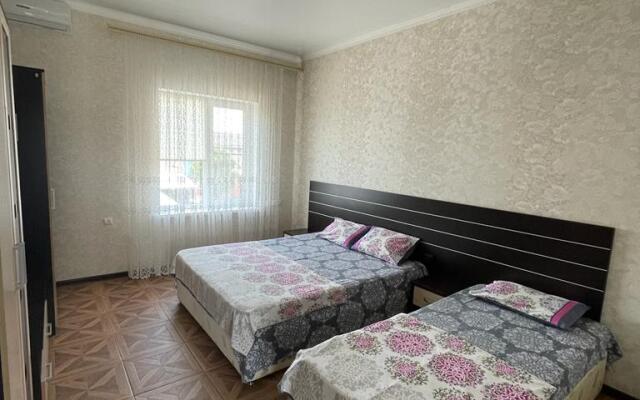 Zhemchuzhina u Morya Flat