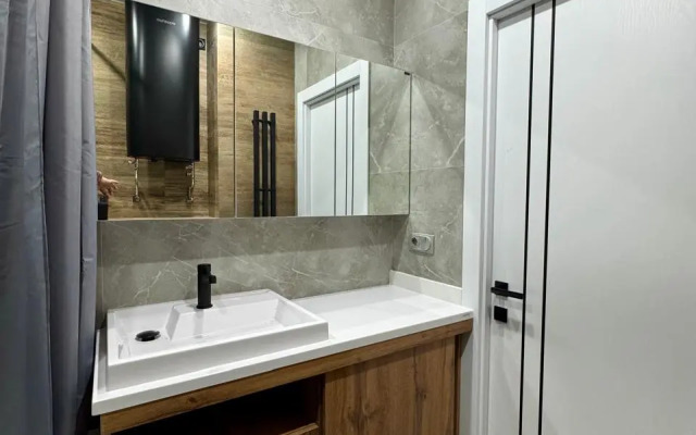 Uyutnaya studiya na beregu reki Kuznechikha Flat