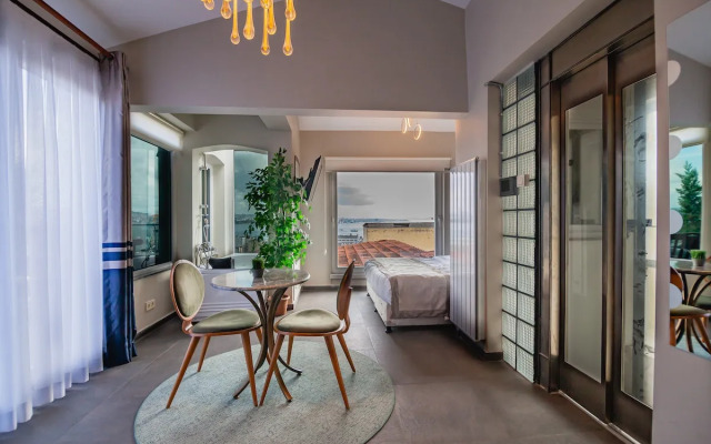 Jacuzzi across Bosphorus Apartments