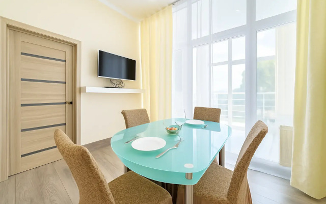 Prostornaya dlya gostey 6kh s krovatkoy i pelenal'nym stolikom dlya detey i kukhonnoy zonoy Flat