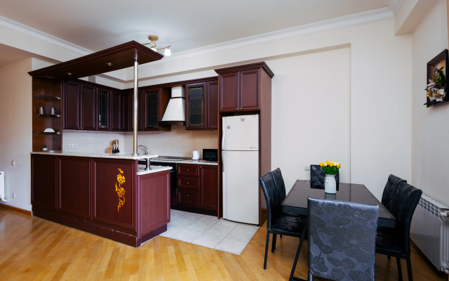 2-K v Novostroyke, Ulitsa Arama, Di480 Flat