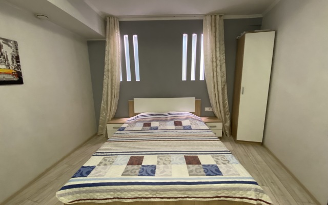 V Tsentre Yalty Apartments