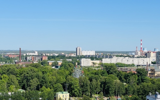 Yevro-dvukhkomnatnaya Van Gog u metro ryadom s razvodnym mostom na Neve i tsentrom Flat