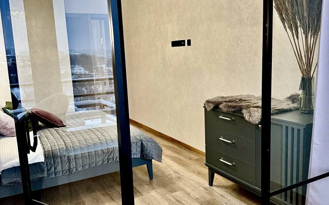 Dizaynerskiy 2-kh komnatny lyuks Flat