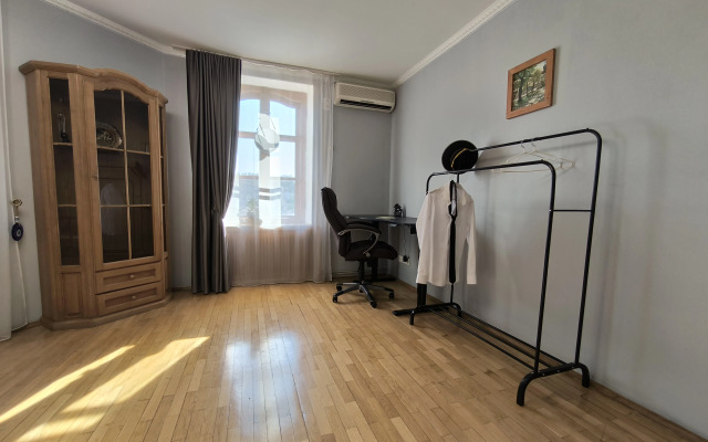 Na Ploschadi Ushakova Flat
