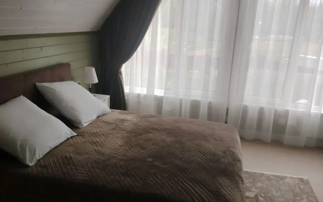 Castnyj dom u reki c vidom na gopy 3 Belaa Daca